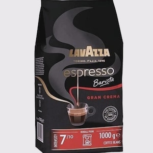 Könnte beinhalten: Eine schwarze Packung Lavazza Espresso Barista Gran Crema Kaffeebohnen. Die Verpackung zeigt eine dampfende Tasse Espresso, den Schriftzug "LAVAZZA TORINO, ITALIA, 1895", eine Intensitätsbewertung von 7/10 und ein Nettogewicht von 1000 Gramm.