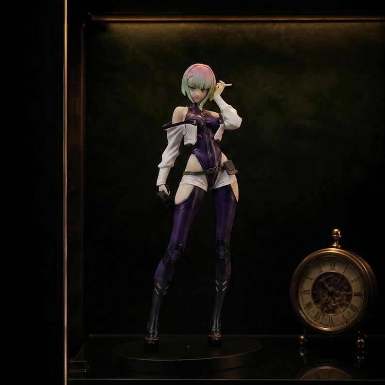 Puede incluir: Una figura de estilo anime de pie que representa a un personaje con cabello corto de tonos pastel, vistiendo un body morado oscuro con detalles blancos, una chaqueta blanca sobre los hombros y botas altas oscuras, sosteniendo un objeto blanco.