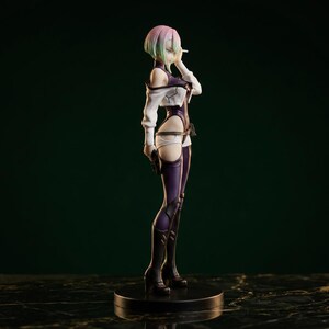 Puede incluir: Una figura de estilo anime que representa a un personaje con cabello corto de tonos pastel. La figura viste una chaqueta blanca corta sobre un body morado oscuro de piernas altas, detalles blancos en los muslos y botas negras, sosteniendo un objeto.