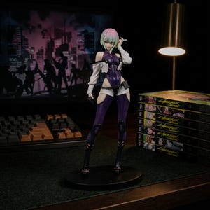 Puede incluir: Una figura de personaje estilo anime de pie con cabello corto rosa y verde, vistiendo un body morado oscuro, chaqueta corta blanca y leggings oscuros. La figura sostiene un objeto peque&ntilde;o cerca de la cara sobre una base circular negra.