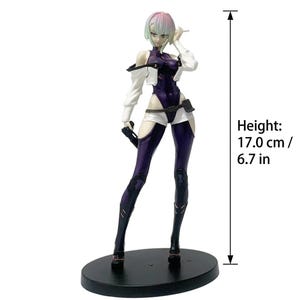 Puede incluir: Una figura de estilo anime de pie con cabello corto multicolor, vistiendo un body morado oscuro con mangas y pantalones cortos blancos. La figura sostiene una peque&ntilde;a pistola negra y se apoya sobre una base ovalada negra, midiendo 17,0 cm de altura.