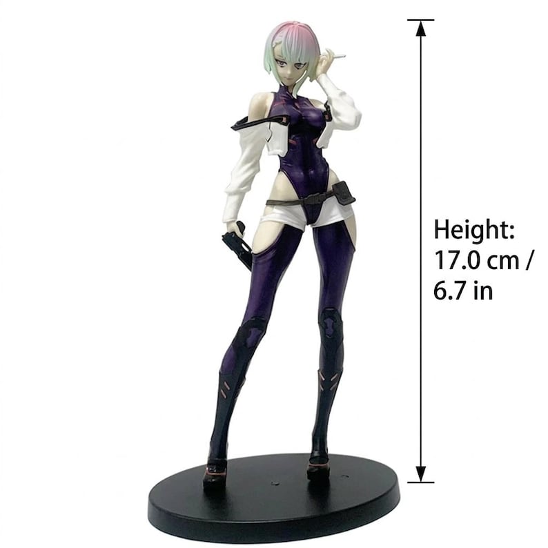 Puede incluir: Una figura de estilo anime de pie con cabello corto multicolor, vistiendo un body morado oscuro con mangas y pantalones cortos blancos. La figura sostiene una peque&ntilde;a pistola negra y se apoya sobre una base ovalada negra, midiendo 17,0 cm de altura.