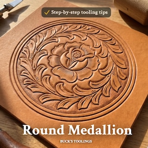 Peut inclure: Un carré de cuir beige présentant un motif de médaillon floral circulaire avec des pétales et des feuilles sculptés. Le texte "Step-by-step tooling tips", "Round Medallion" et "BUCK'S TOOLINGS" est visible. Des outils de maroquinerie sont disposés autour.