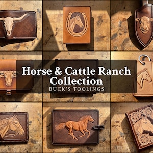 Peut inclure: Une collection d'articles en cuir marron avec des motifs gaufrés de chevaux et de bétail, comprenant des portefeuilles, un porte-clés et des carnets. Le texte Horse & Cattle Ranch Collection BUCK'S TOOLINGS est centré sur les objets aux gravures détaillées.