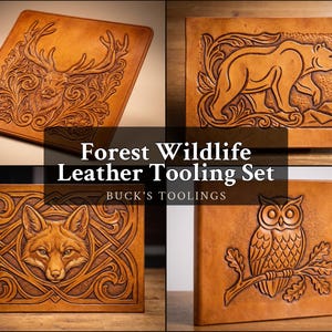 Può includere: Un set di quattro pannelli in pelle color cuoio con disegni in rilievo di animali selvatici, tra cui un cervo, un orso, una volpe e un gufo. Il testo "Forest Wildlife Leather Tooling Set" e "BUCK'S TOOLINGS" è sovrapposto al centro.