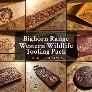 Op de afbeelding: Een collectie lederwaren met ontwerpen van dikhoornschapen, waaronder portefeuilles, een riem, een sleutelhanger en een ronde onderzetter. De items tonen gedetailleerd graveerwerk met de tekst Bighorn Range Western Wildlife Tooling Pack.