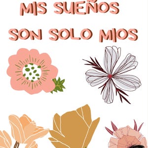 Puede incluir: Una impresión gráfica blanca con el texto MIS SUEÑOS SON SOLO MIOS en una fuente de color melocotón. El diseño incluye una rama botánica decorativa en la parte superior y cinco ilustraciones florales distintas en tonos rosa, naranja y blanco.