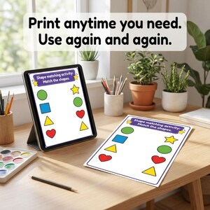 K&ouml;nnte beinhalten: Ein digitales Tablet und ein ausgedrucktes Blatt mit einer Formenzuordnungsaufgabe mit bunten Kreisen, Quadraten, Dreiecken und Herzen. Der Text lautet: Shape matching activity: Match the shapes. Print anytime you need.