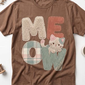 Maglietta patchwork con gatto, accogliente maglietta grafica con miagolio, stile vintage autunnale, regalo per gli amanti dei felini