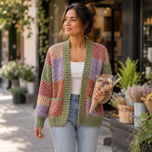 Può includere: Un cardigan all'uncinetto a maniche lunghe con un design patchwork a blocchi quadrati in tonalità tenui di verde salvia, lavanda e rosa antico. Il capo presenta un bordo a coste color verde salvia lungo l'apertura frontale, i polsini e l'orlo.