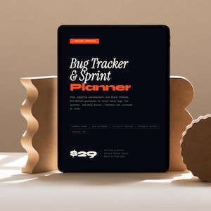 Può includere: Uno schermo di tablet nero che mostra il testo Bug Tracker & Sprint Planner in caratteri bianchi e arancioni. Lo schermo presenta anche testo più piccolo e un prezzo di $29. Il tablet è posizionato tra diverse forme geometriche color marrone chiaro.