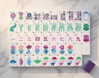 Mahjongset met kleurrijke bloemmotieven op de tegels | Paars, groen en roze meerlaagse stukken | Complete spelset met opbergkoffer