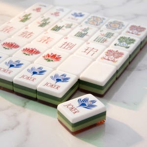 Mahjongset met leren tas | Tegels met bloemen- en lotusmotief | Draagbaar Mahjongspel voor op reis | Cadeau voor spelliefhebbers en verzamelaars afbeelding 5
