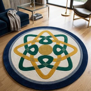 Op de afbeelding: Een rond vloerkleed met een centrale gouden cirkel omringd door een in elkaar grijpend geometrisch patroon in donkergroen en mosterdgeel. Het ontwerp staat op een crèmekleurige achtergrond, omlijst door een brede marineblauwe rand en een grijze ring.