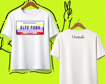 Könnte beinhalten: Ein weißes T-Shirt mit einer Grafik eines venezolanischen Nummernschilds mit dem Text ALTO PANA, REPUBLICA DE VENEZUELA und CARABOBO. Auf der Rückseite des T-Shirts steht das Wort Venezuela in einer schwarzen Schreibschrift.