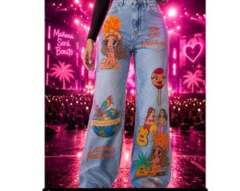 Könnte beinhalten: Hellblaue Jeans mit hoher Taille und farbenfrohen Grafikdrucken von Zeichentrickfiguren, einem Globus, einer Gitarre und Maracas. Der Text "LATINA FOREVA" und "TropiGals" ist auf den Beinen aufgedruckt. Die Jeans hat einen weiten Schnitt und Knopfverschluss.