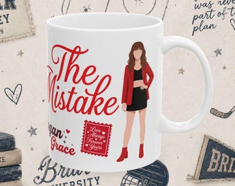 Könnte beinhalten: Ein weißer Keramikbecher mit einer roten Grafik einer Person in rotem Blazer, schwarzem Oberteil und Rock. Der Text lautet The Mistake, Logan Grace und Love Always Forever Yours in einem roten, briefmarkenartigen Rahmen mit Herzakzenten.