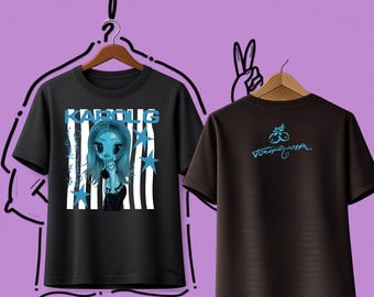 Könnte beinhalten: Ein schwarzes T-Shirt mit einer Grafik einer blau getönten Zeichentrickfigur mit großen Augen, dem Text KAROL G und blauen Sternen. Die Rückseite ist einfarbig schwarz mit einer kleinen blauen Blumengrafik und dem Text Tropi-quista in Blau.