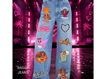 Könnte beinhalten: Hellblaue Baggy-Jeans mit verschiedenen bunten Cartoon-Grafiken, darunter eine Figur mit Federschmuck, eine Meerjungfrau, ein Football und der Schriftzug LATINA FOREVER sowie PAPASITO. Die Denim-Hose hat eine hoch geschnittene Taille.