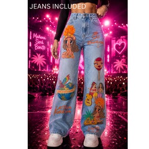 Puede incluir: Vaqueros de mezclilla azul claro de talle alto con estampados gráficos coloridos de personajes de dibujos animados, un globo terráqueo, una guitarra y maracas. El texto "JEANS INCLUDED" aparece arriba, con "Tropi-Gals" y "LATINA FOREVA".