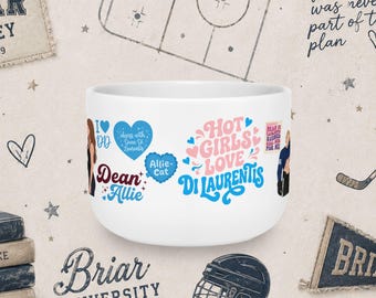 Könnte beinhalten: Ein weißer Keramikbecher mit verschiedenen blauen und rosafarbenen grafischen Designs und Texten, darunter "I heart DD", "obsess with Dean Di Laurentis", "Allie-Cat", "Dean Allie", "HOT GIRLS LOVE DI LAURENTIS" sowie eine kleine rechteckige Grafik mit Text.