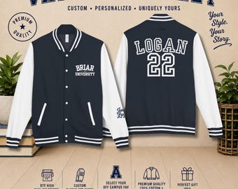 Könnte beinhalten: Eine marineblaue und weiße Collegejacke mit Druckknopfleiste sowie gestreiftem Rippstrick an Kragen, Ärmelbündchen und Saum. Die Vorderseite zeigt den Schriftzug Briar University, auf der Rückseite stehen der Name Logan und die Zahl 22.