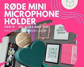 Könnte beinhalten: Ein herzförmiger, blaugrüner Mikrofonhalter für ein Rode Mini Mikrofon. Der Text auf dem Bild lautet: InkBorrable, RODE MINI MICROPHONE HOLDER, GEN III - STL FILES AND 3MF, INCLUDED 4 DIFFERENT SIZES. Das Mikrofon hat eine beige, texturierte Abdeckung.