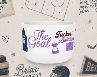 Könnte beinhalten: Eine weiße Keramikschale mit violetten und dunkelroten Grafiken, darunter der Text The Goal, Tucker, Sabrina und mentally in Off-Campus, sowie Abbildungen eines Eishockeytrikots mit der Nummer 46, eines Kleides und kleiner Sterne.