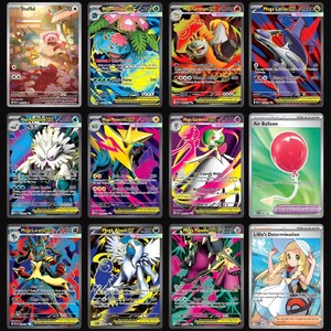 Puede incluir: Una colecci&oacute;n de doce cartas coleccionables con varios personajes y objetos ilustrados, incluyendo Mega Venusaur, Mega Camerupt, Mega Latias, Mega Abomasnow, Mega Manectric, Mega Gardevoir, Mega Lucario, Mega Absol, Mega Mawile, Stufful, Air Balloon y Lillie's Determination.