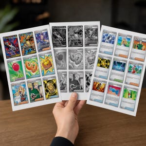 Puede incluir: Tres hojas de tarjetas coleccionables impresas con diversas ilustraciones coloridas de personajes, art&iacute;culos y s&iacute;mbolos. Las tarjetas muestran etiquetas de texto como Air Balloon, Buddy-Buddy Poffin, Fighting Gung, Mega Signal, Lillie's Determination y Lt. Surge's Bargain.