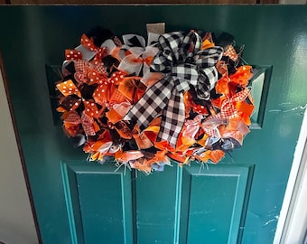 Corona de cintas de calabaza hecha en casa