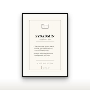Può includere: Una stampa artistica da parete incorniciata che presenta una definizione in stile dizionario della parola SYSADMIN. Il testo include un'icona del terminale, la trascrizione fonetica e due definizioni umoristiche su server, password e cron job, che terminano con $ sudo make it work.
