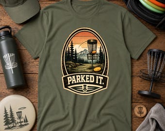 Parked It ディスクゴルフバッジTシャツ | マウンテンフォレストサンセットディスクゴルフ