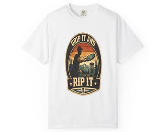 ヴィンテージディスクゴルフTシャツ：山岳風景のエンブレム、レトロなスポーツバッジのアートワーク