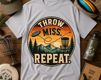 ディスクゴルフTシャツ｜ヴィンテージ風の夕日の山々、松の木、ディスクバスケットTシャツ