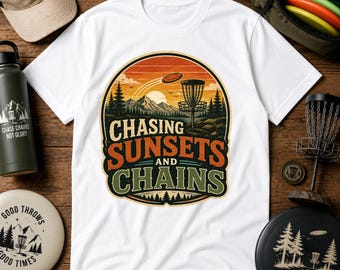 ディスクゴルフTシャツ｜ヴィンテージ風の夕日、山々、松の木のグラフィックTシャツ