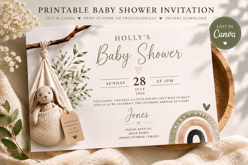 Pu&ograve; includere: Un invito stampabile per baby shower con il testo Holly's Baby Shower, Sunday 28 July 2026 at 2pm, e Jones. Il design include un'illustrazione ad acquerello di un coniglietto di peluche in un'amaca sospesa e una grafica arcobaleno.