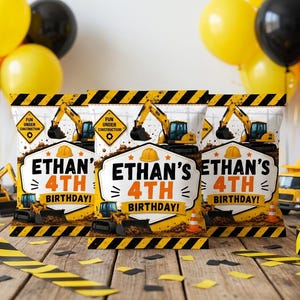 Könnte beinhalten: Drei rechteckige Geschenktüten im Baustellen-Design mit gelb-schwarzen Warnstreifen. Die Tüten zeigen einen gelben Bagger, ein Schutzhelm-Symbol und den Text Ethan's 4th Birthday! sowie ein Schild mit der Aufschrift Fun Under Construction.