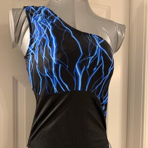 Blauwe en zwarte Lightning-bodysuit met één schouder, strandkleding damesmaat Medium