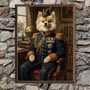 Puede incluir: Una impresión digital enmarcada de un perro Pomerania vestido con un uniforme militar azul oscuro con charreteras doradas, medallas y un sombrero bicornio, sentado en una silla. El texto inferior dice: HIGH RESOLUTION DIGITAL FILE UP TO 18X24".