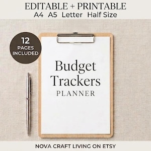 Könnte beinhalten: Ein Klemmbrett mit einem weißen Blatt Papier und dem schwarzen Text Budget Trackers PLANNER. Ein silberner Stift liegt links daneben. Ein dunkler Kreis zeigt 12 PAGES INCLUDED an. Oben steht EDITABLE + PRINTABLE A4 A5 Letter Half Size.