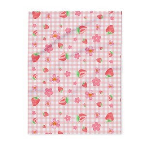 Peut inclure: Un tissu textile présentant un motif répétitif de fraises rouges et de petites fleurs roses sur un fond à carreaux vichy rose clair et blanc. Le design comprend des fraises entières et des tranches de fraises coupées.