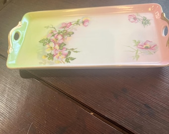 Bandeja de tocador de porcelana pintada a mano Nippon con diseño floral y asas doradas.