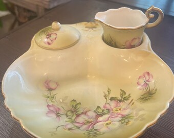 Bol para frutas con diseño floral pintado a mano de Nippon, con jarra para crema y tapa.