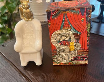 Silla mecedora vintage de cristal opalino de Avon con gato y caja.