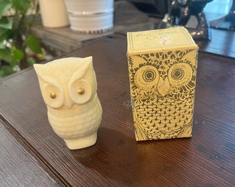 Botella de vidrio opalino con forma de búho de Avon con caja