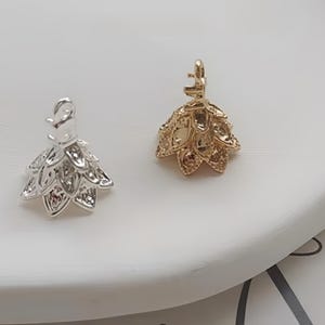 Gold und Silber Filigrane Blumen Perlenkappen mit Öse | 2 Stück Messing Metall Perlen Endkappen für die Schmuckherstellung