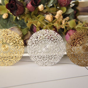 Può includere: Tre decorazioni rotonde in filigrana metallica in oro, argento e bronzo. Ogni decorazione presenta un design delicato e intricato.