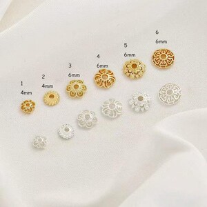 透かし細工ビーズキャップ - ゴールド＆シルバートーンの花型スペーサー（ビーズ細工用）（20個入り）