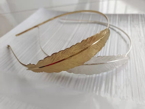 Cerchietto Con Piume E Nastro Oro Per Matrimonio | Fascinator Da Sposa O Ospite | Rosso E Oro - 4